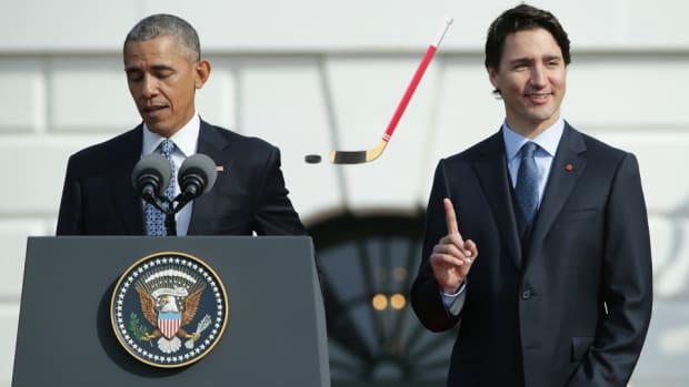 barack-obama-justin-trudeau-hockey.jpg